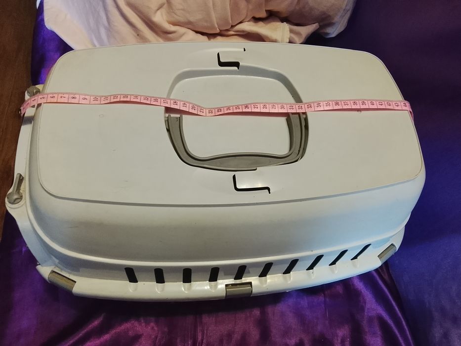 Продам переноску маленькую для кошки или маленькой собаки.