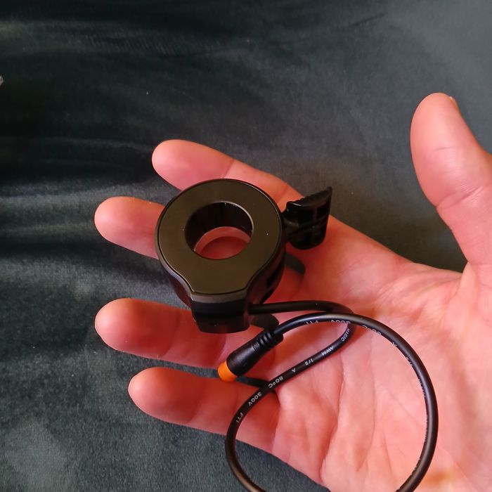 Manetka gazu do hulajnogi, roweru elektrycznego