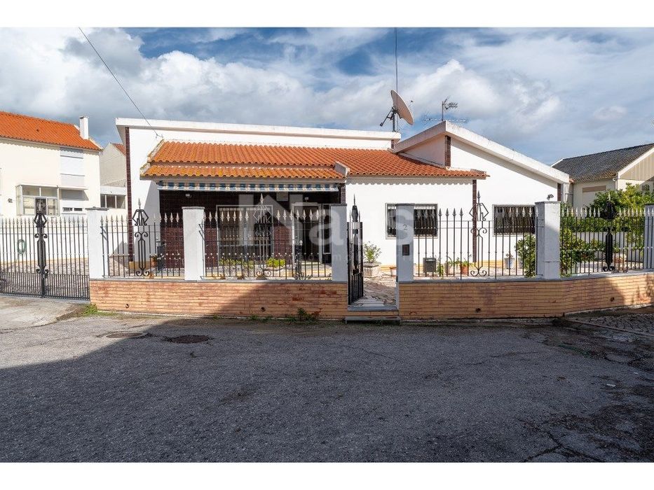 Moradia isolada T4 térrea com garagem