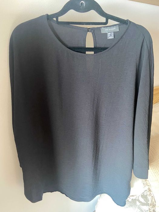 Blusa preta decote redondo