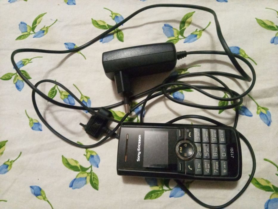 Телефон Sony Ericsson j120i.