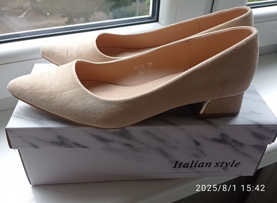 Zamszowe beżowe buty damskie 39