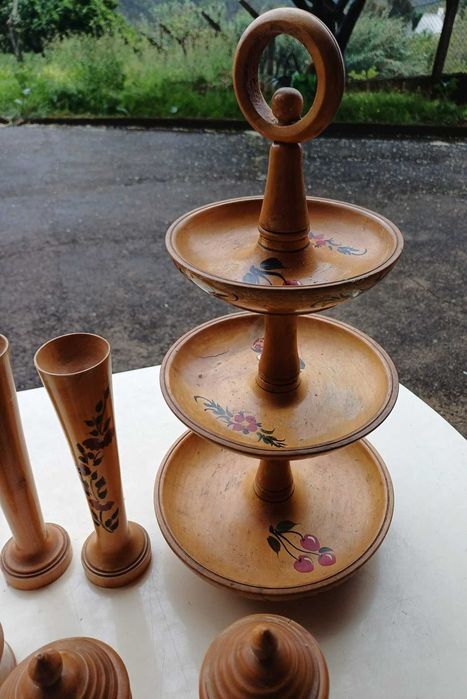 Fruteira e outros utensílios de cozinha, em madeira torneada e decorada