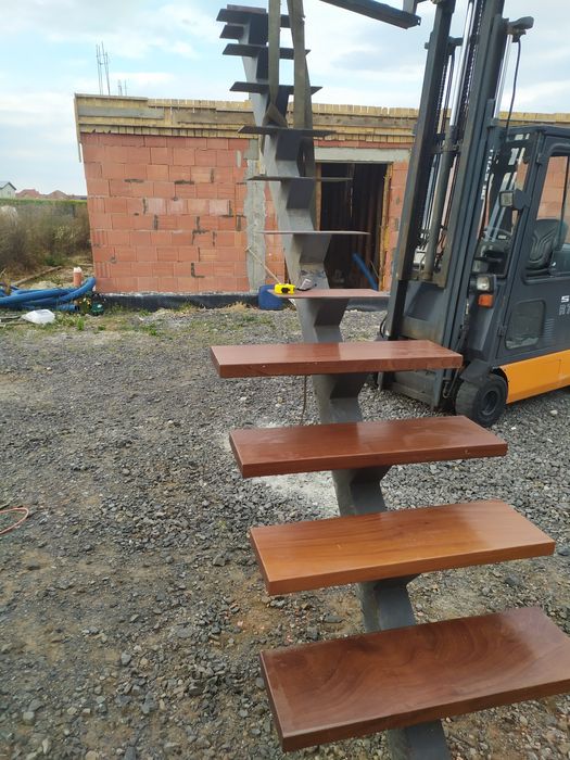 Schody metalowe stopnie drewno egzotyczne