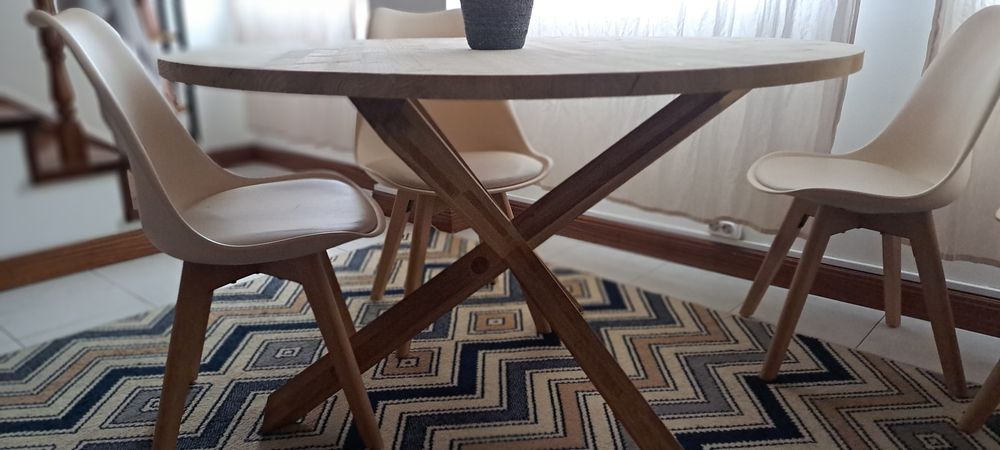 Mesa de jantar redonda com 120 cm de circunferência e 4 cadeiras
