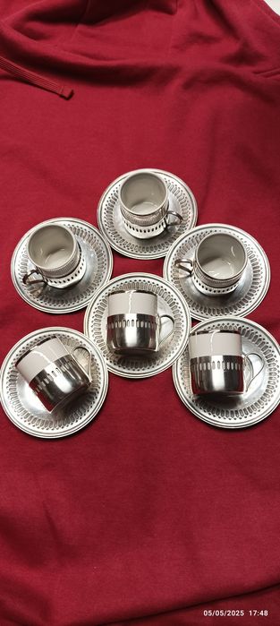 Chávenas de café em loiça.