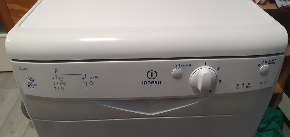Máquina loiça Indesit pequena
