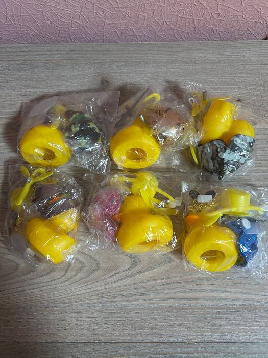 Качки Уткі в повному екіпі на руль велосипеда мотоцикла або в машину