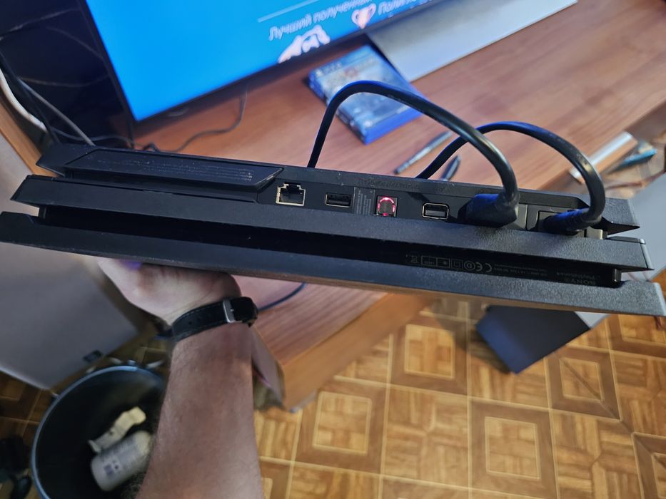 Продам ps4 pro 1Tb 7216, 2 джойстика коробка play station 4 pro