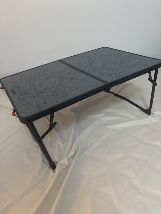 Mesa baixa dobrável de campismo