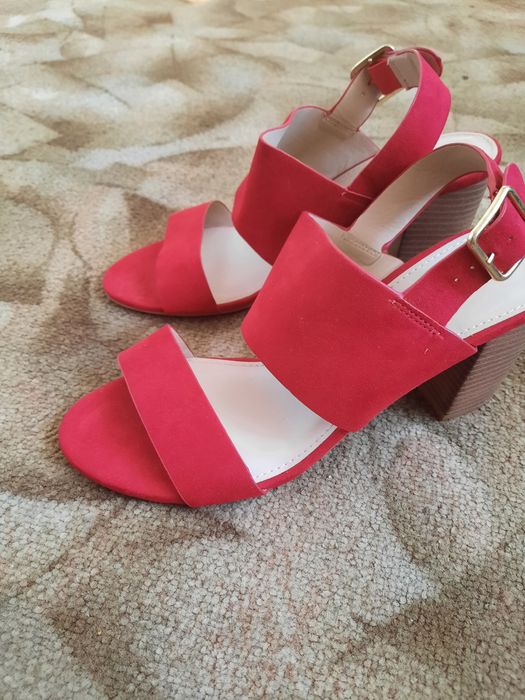 Босоніжки на каблуку