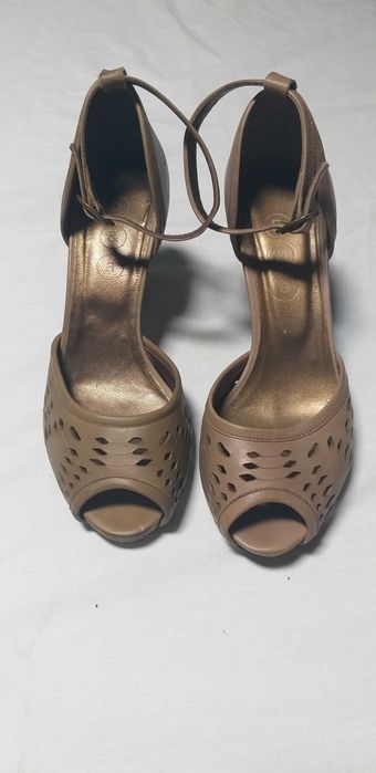 Sandálias castanhas