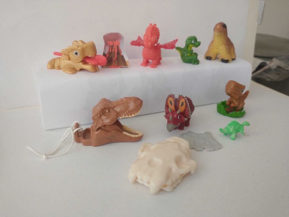 Figurki Kinder Smoki i Dinozaury (9szt)
