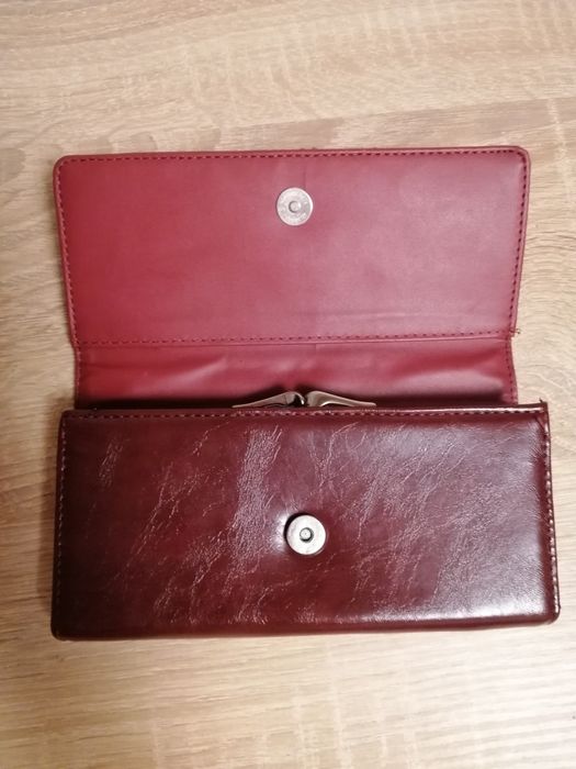 Віддам дуже гарний гаманець для коштів та карток!