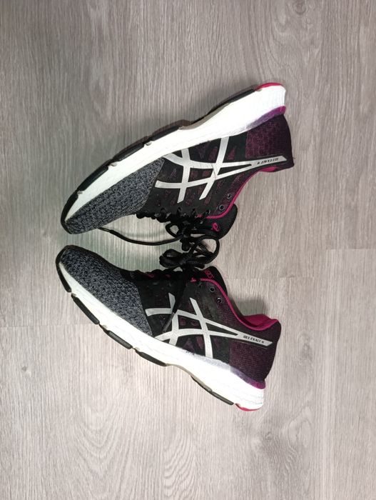 Жіночі кросівки Asics розмір 38