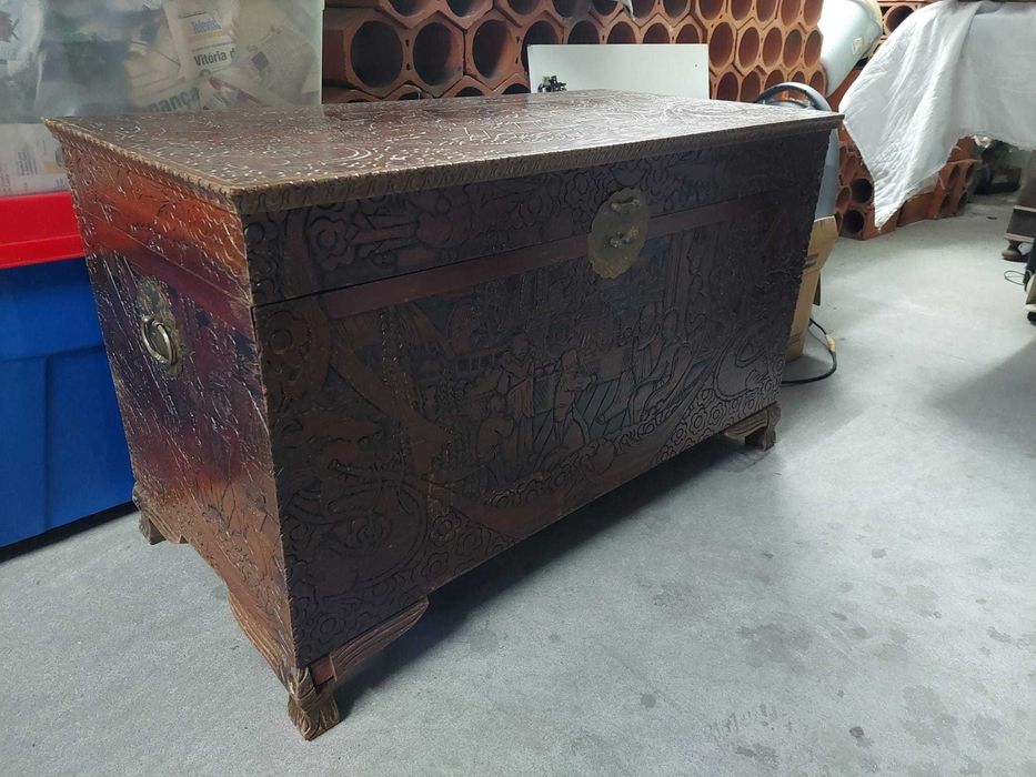 Arca antiga trabalhada em madeira maciça