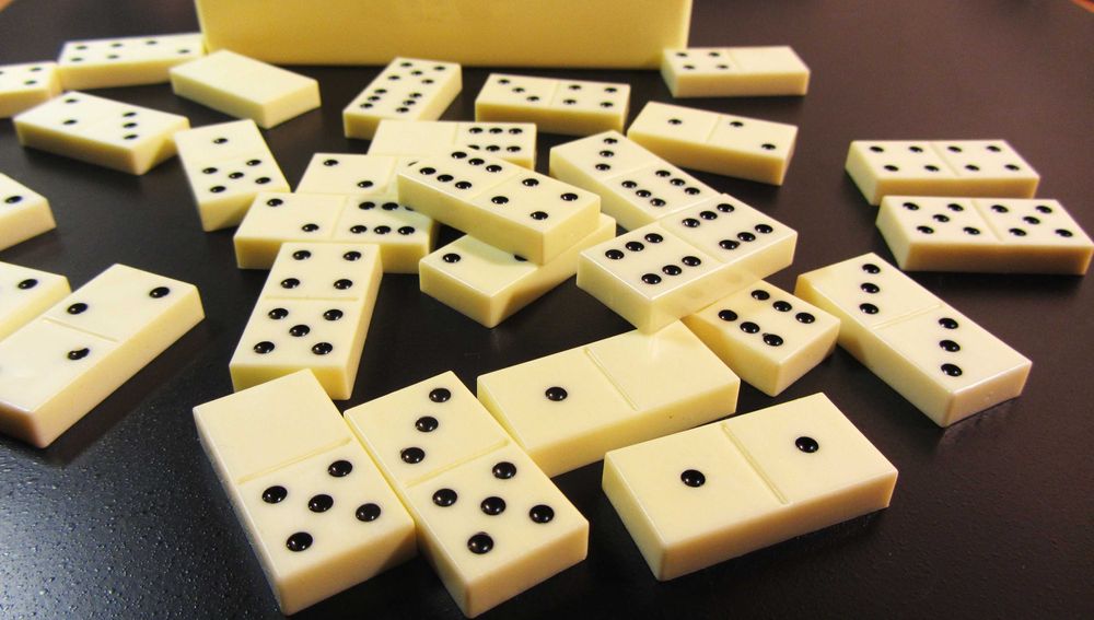 домино белого цвета, игра домино, кости домино, dominoes, набор домино
