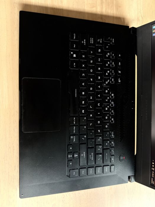ASUS ROG Zephyrus G15 GA502IV – Ryzen 7 / RTX 2060 / 16 GB RAM / 512 GB SSD / 240 Hz