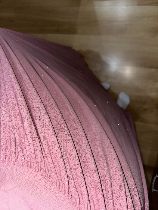 Różowa brokatowa sukienka