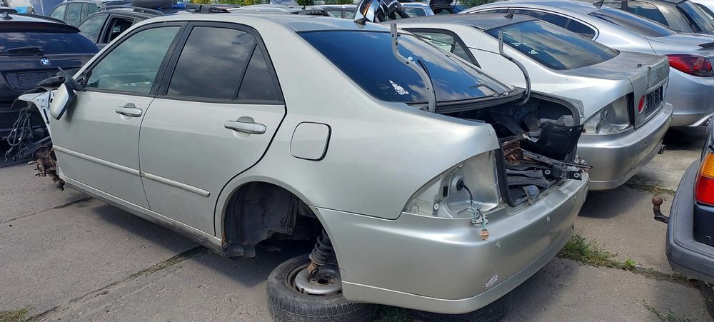 Lexus IS200 Na części