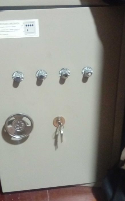 Cofre de grandes dimensões