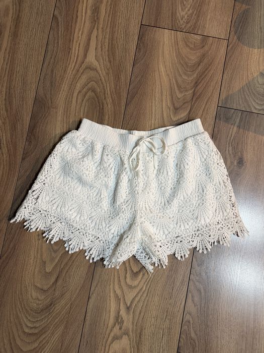 Białe koronkowe ażurowe krótkie spodenki w stylu boho