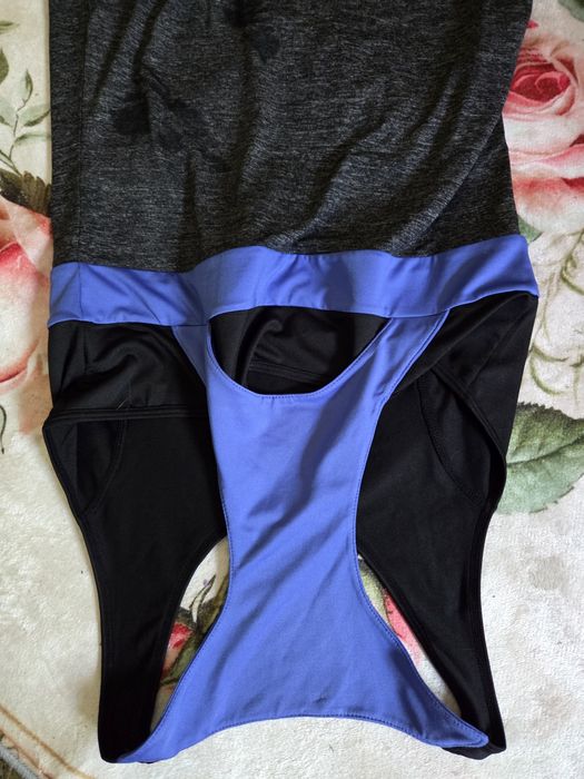 Camiseta sem mangas com ombros à vista para desporto. Muito gira