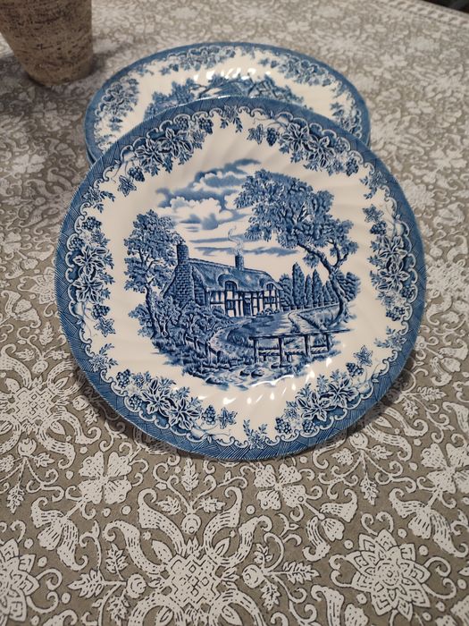 Pratos Churchill com faiança azul