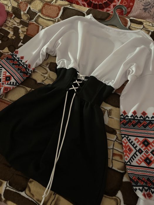 Сукня з вишитим друком