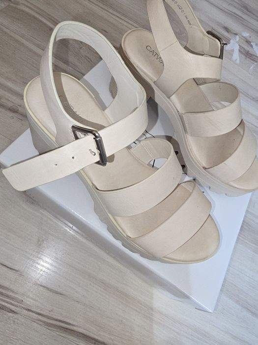 Beżowe sandały na platformie i stabilnym słupku marki Catwalk