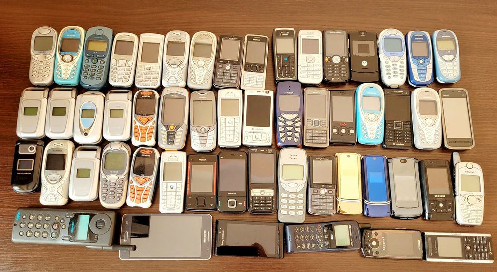 Zestaw starych telefonów komórkowych Nokia, Samsung, Siemens