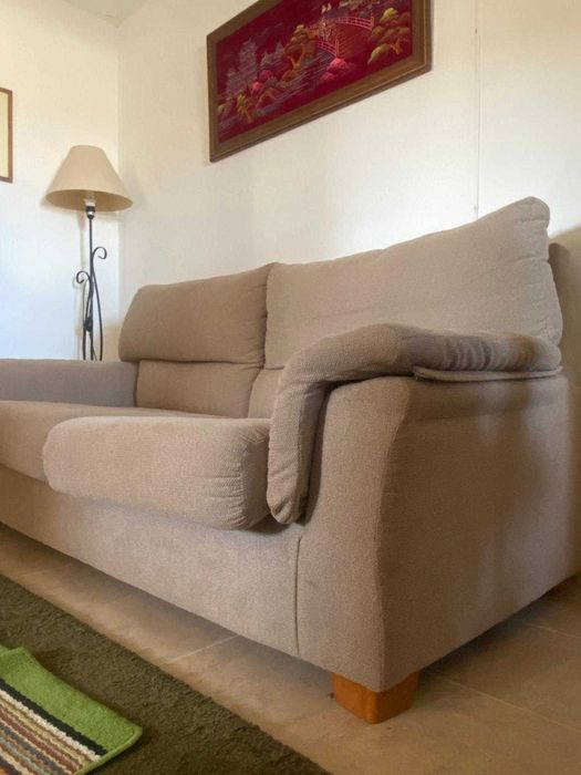 Sofa semi novo de 2-3 lugares Beje