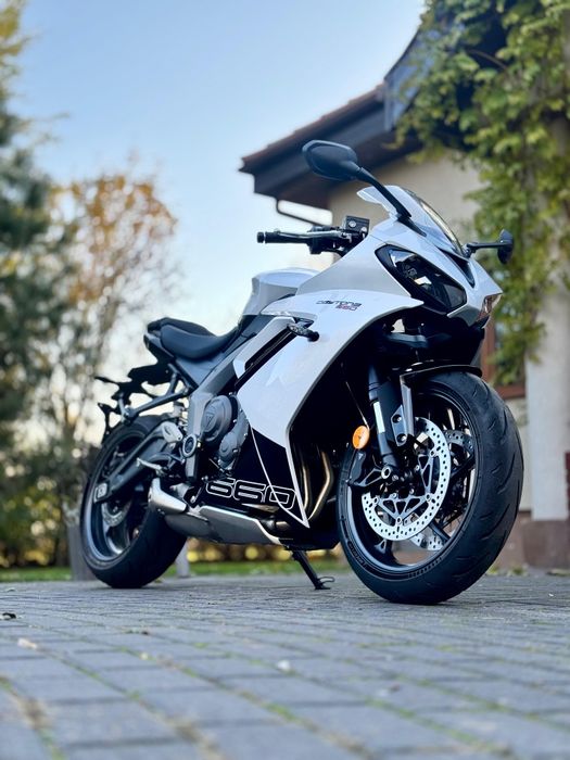 Triumph Daytona 660 biała nowa model 2025 r fv23%