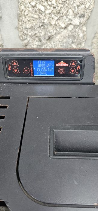 Salamandra a pellets em bom estado da marca Bronpi, com comando