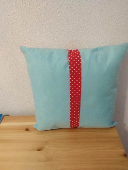 Poduszka robiona ręczne z filcu i czerwonego materiału w kropki