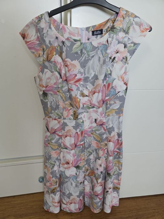 Elegancka sukienka wiosenna w kwiaty