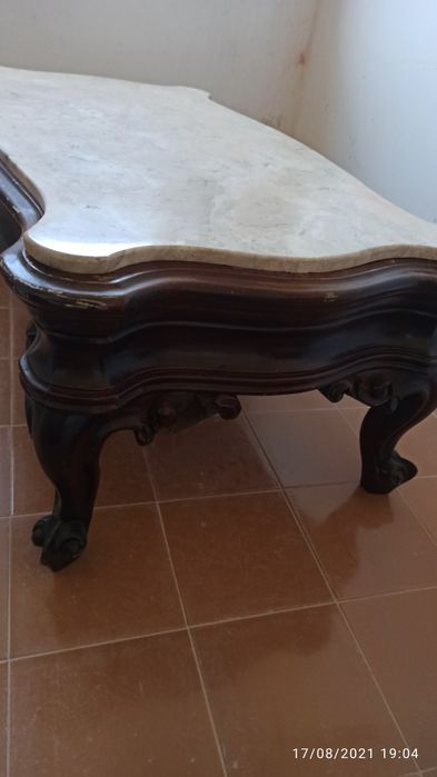 Mesa de centro em madeira mogno e pedra marmore