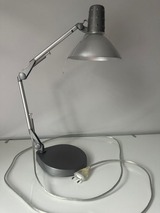Lampa biurkowa regulowana