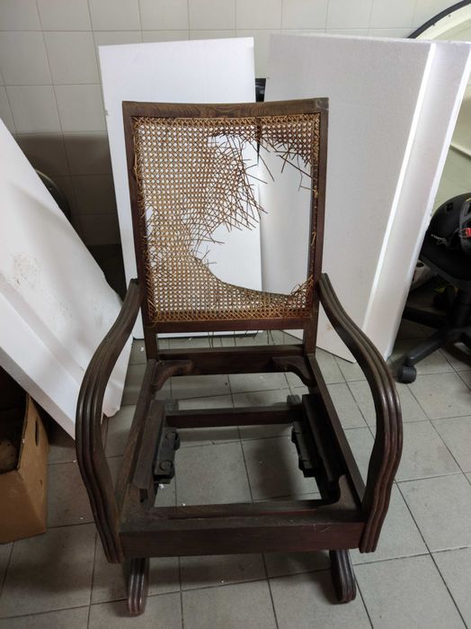 Cadeira Baloiço muito antiga para restauro