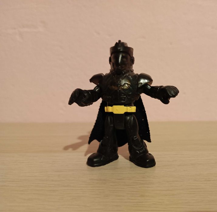 Figurka kolekcjonerska BATMAN w zbroi i pelerynie 8 cm