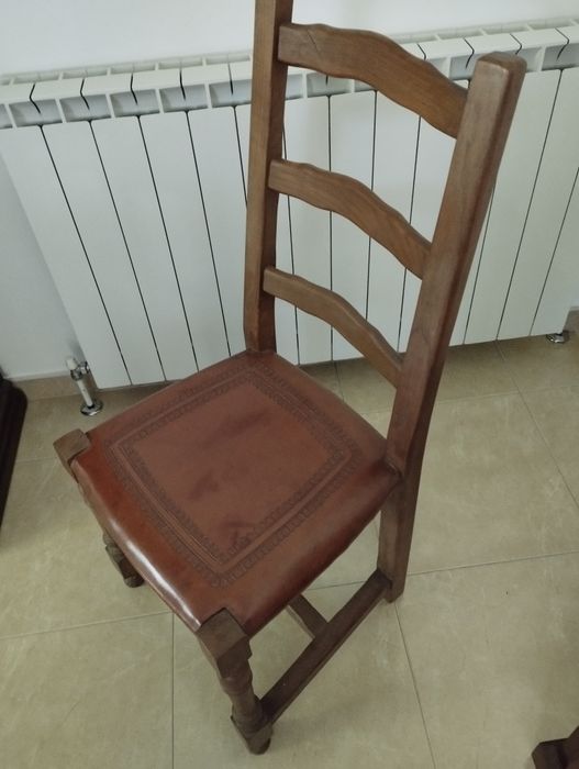 8 cadeiras robustas em castanho.