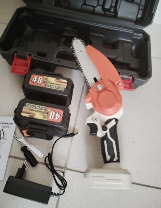 Tesoura de poda Nova  com 2 Bateria de 48w na sua Caixa Selada.