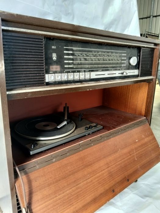 Móvel com radio e jira discos muito antigo neste momento não está a funcionar