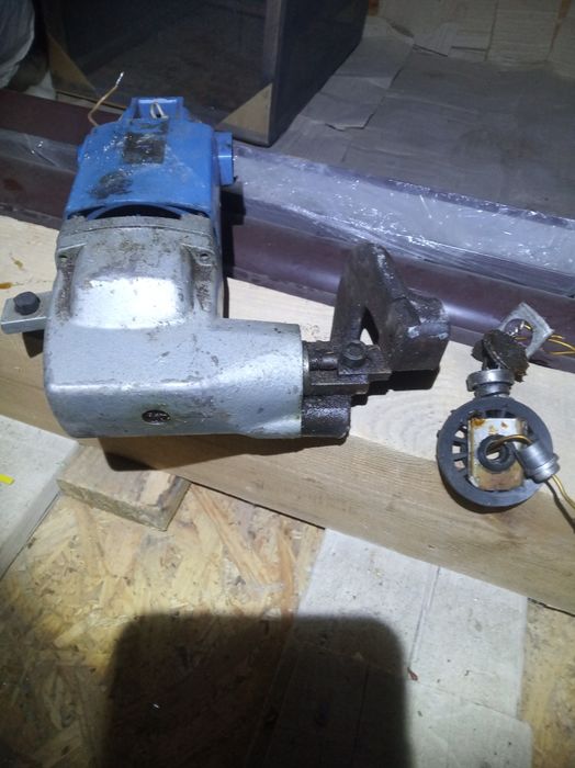 Элекроножницы , кожух .