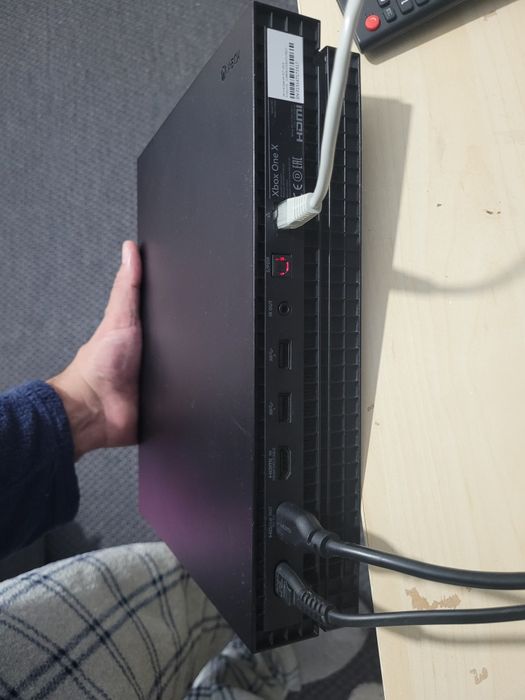 X box one X 1 TB , 2 comando e os cabos
