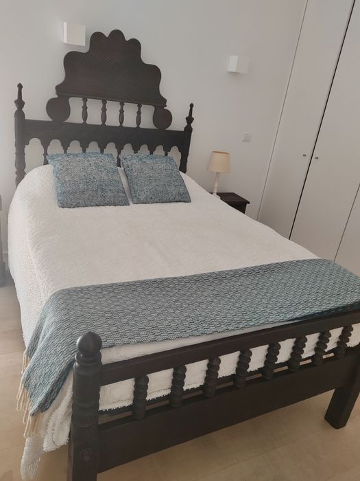 Cama antiga de madeira com cabeceira trabalhada e colchão recente  incluído – estilo tradicional português