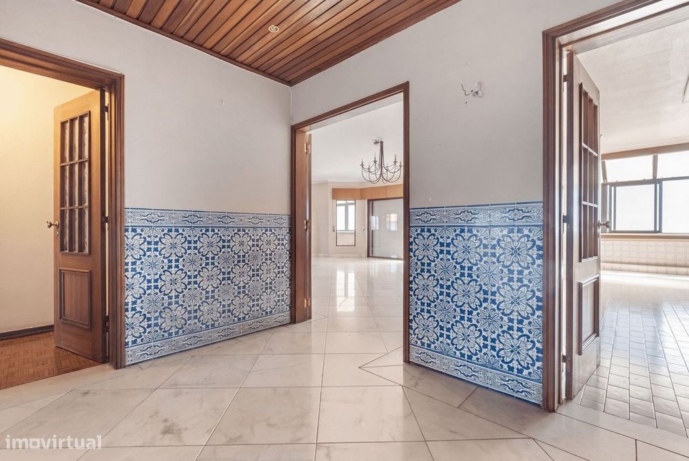 Apartamento T5 com estacionamento, Quinta das Palmeiras, Oeiras