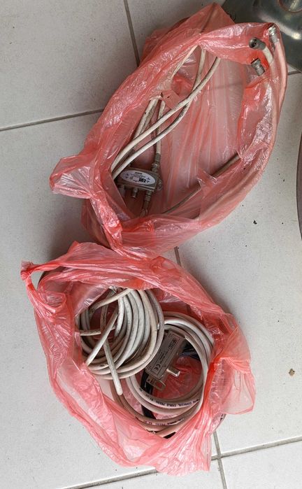 Супутникова антена (параболічна) з проводами та кріплення до неї