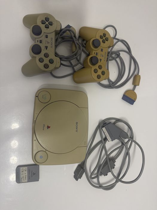 Konsola PS one + 2pady+ kabel+ karta pamieci