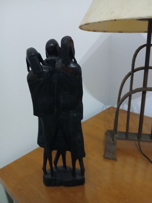 Estatueta Africana de madeira com 3 homens.
